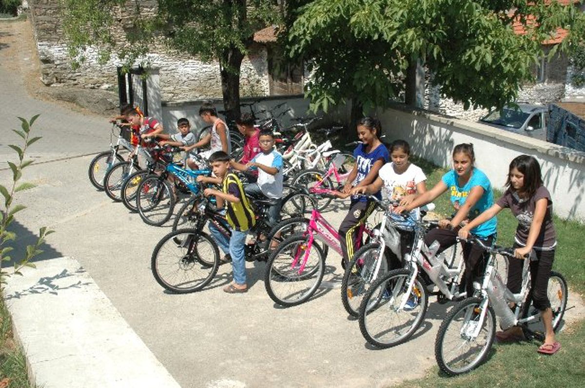 Karabıyık Aracı Oldu, 18 Minik Sevindi