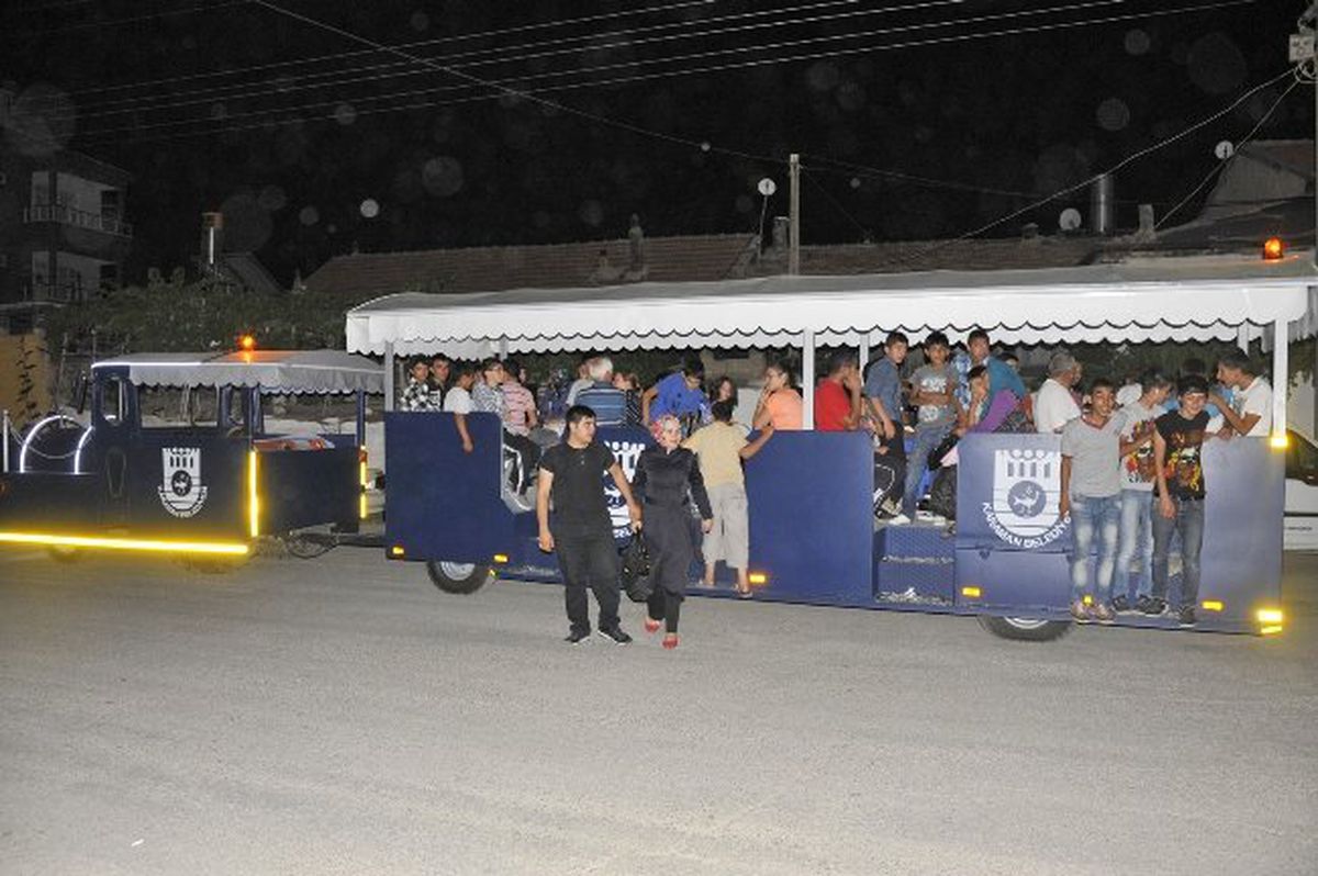 Karaman\'da Traktör Tren Vatandaşları Gezdiriyor