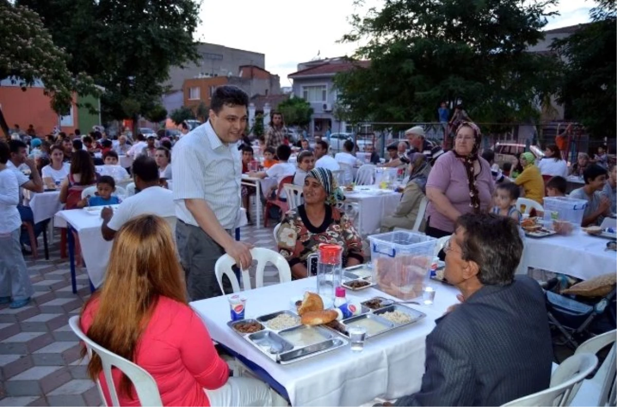 Kaymakam ve Belediye Başkanı Vatandaşlara Yemek Dağıttı