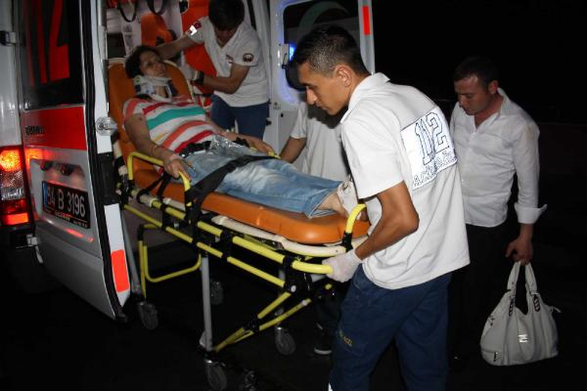 Çardağın Çatısı Yağmurda Çöktü: 1 Yaralı