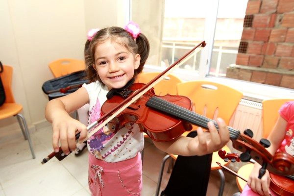 Keman Çalmayı Yaz Okulunda Öğreniyorlar!