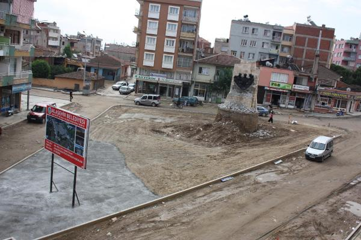 Kenan Evren Anıtı Alaşehir\'i İkiye Böldü (2)
