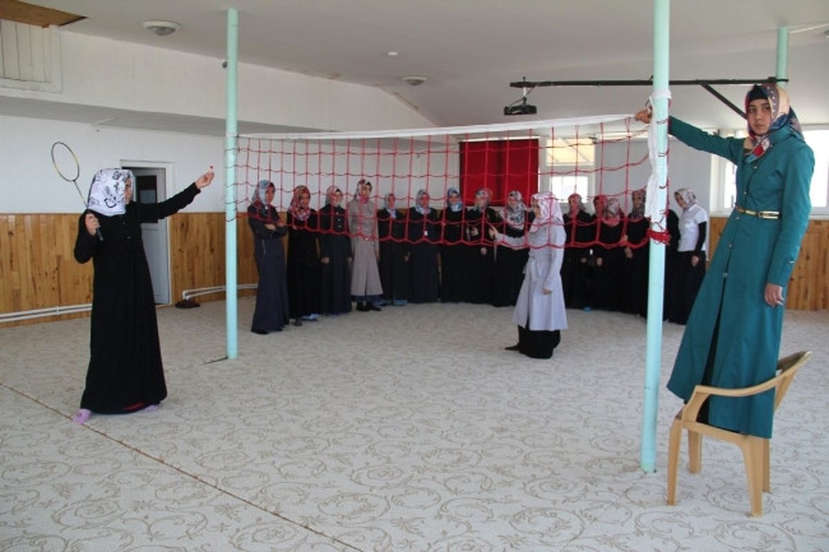 Kız Kur\'an Kursu\'nda Badminton Keyfi