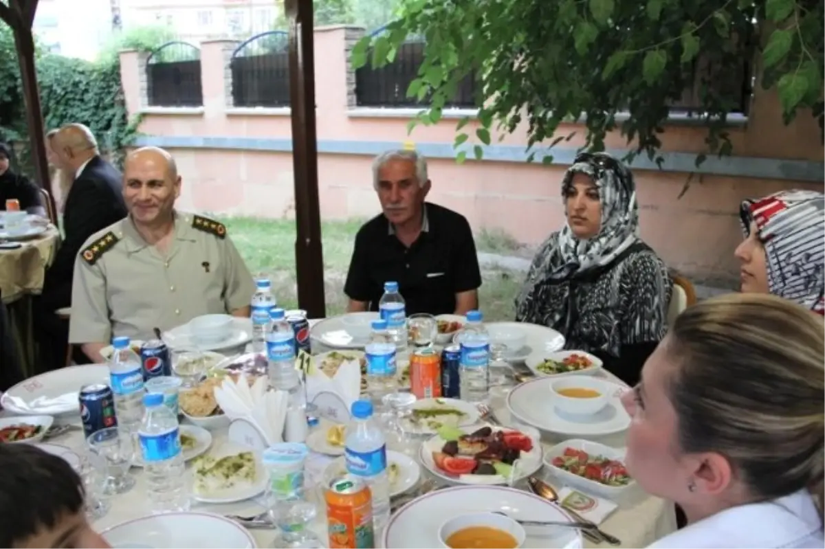 Kolordu Komutanından Şehit Yakınlarına İftar Yemeği