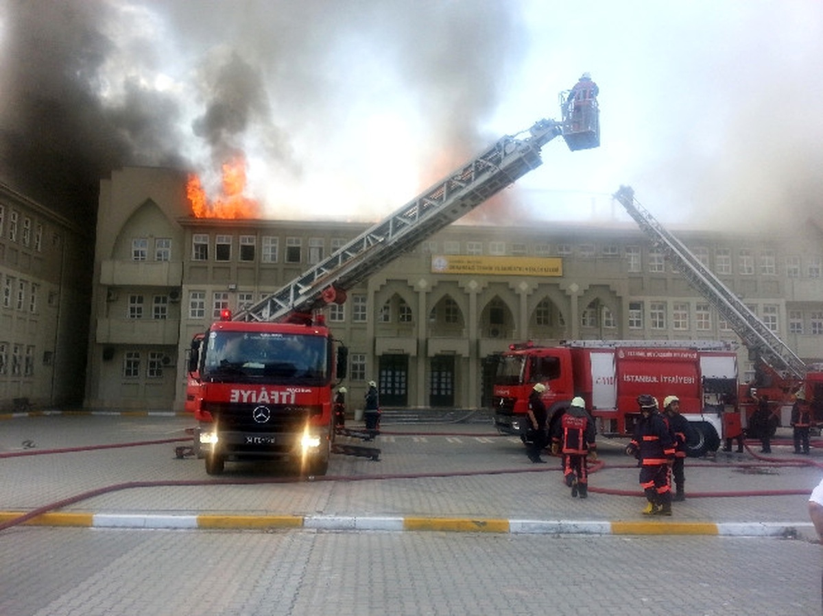 Lisenin Çatısında Korkutan Yangın: 1 Yaralı