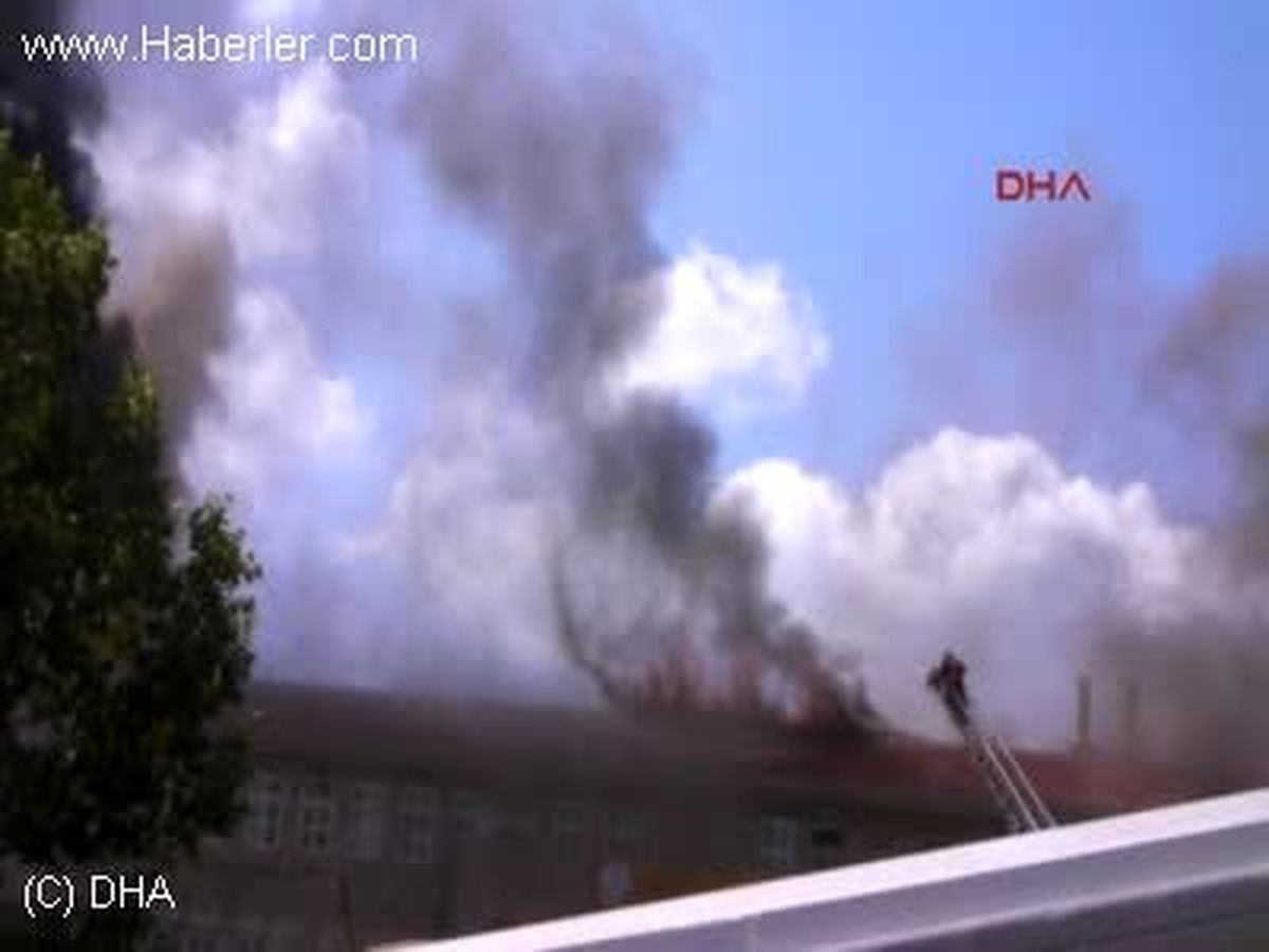 Maltepe\'de Lisede Yangın