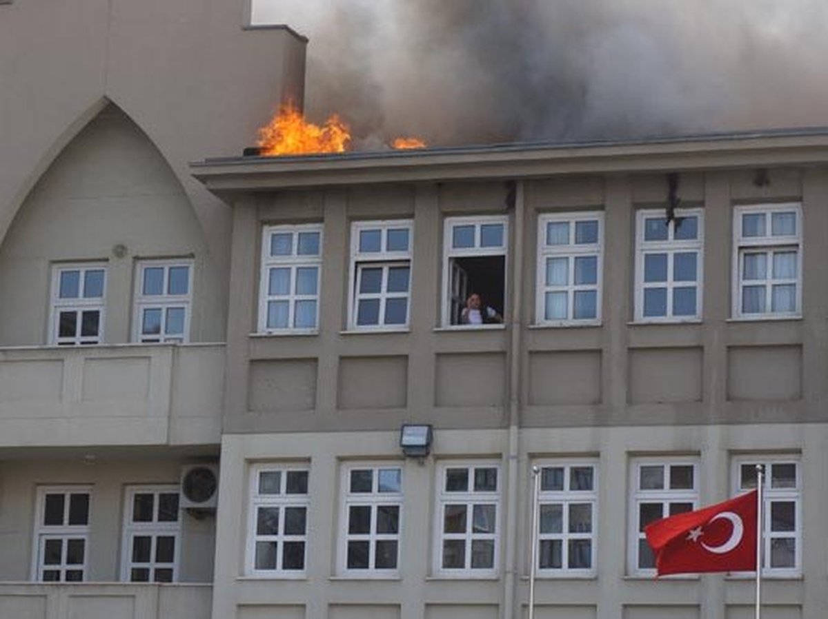 Maltepe Orhangazi Lisesi\'nin Çatısında Yangın Çıktı.