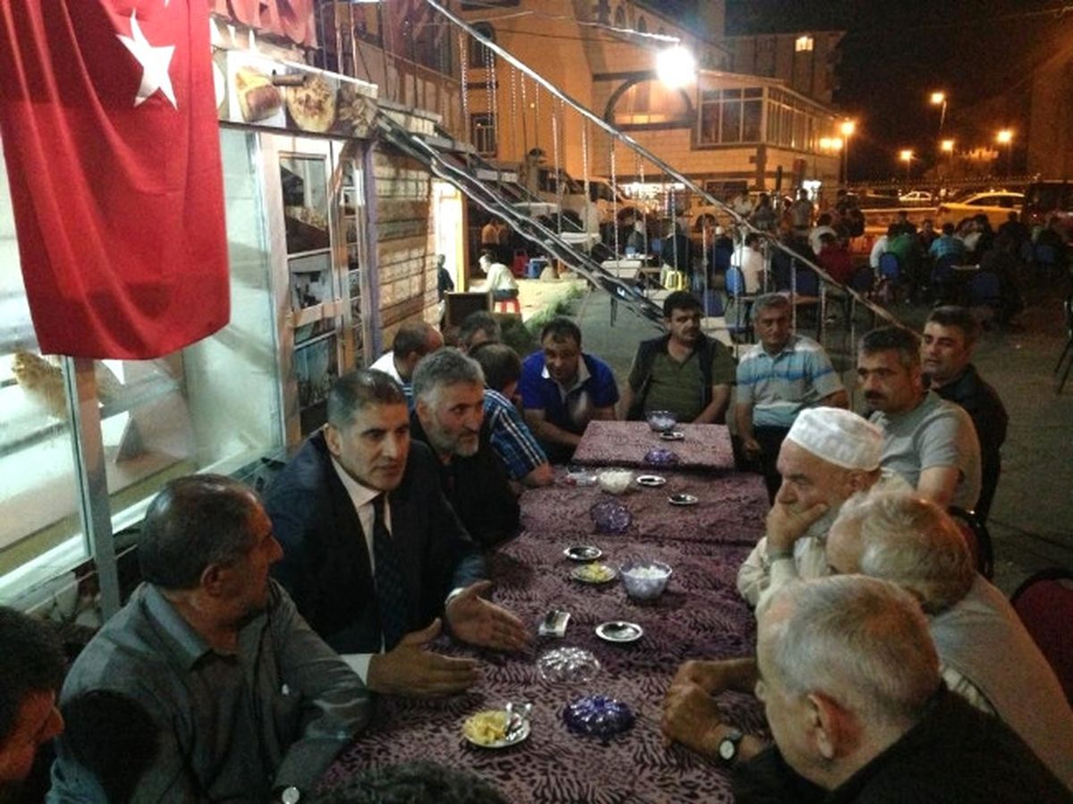 MHP Erzurum İl Başkanı Kaya\'nın, İftar Sonrası Vatandaşlarla Buluşmasında İlginç Diyaloglar...
