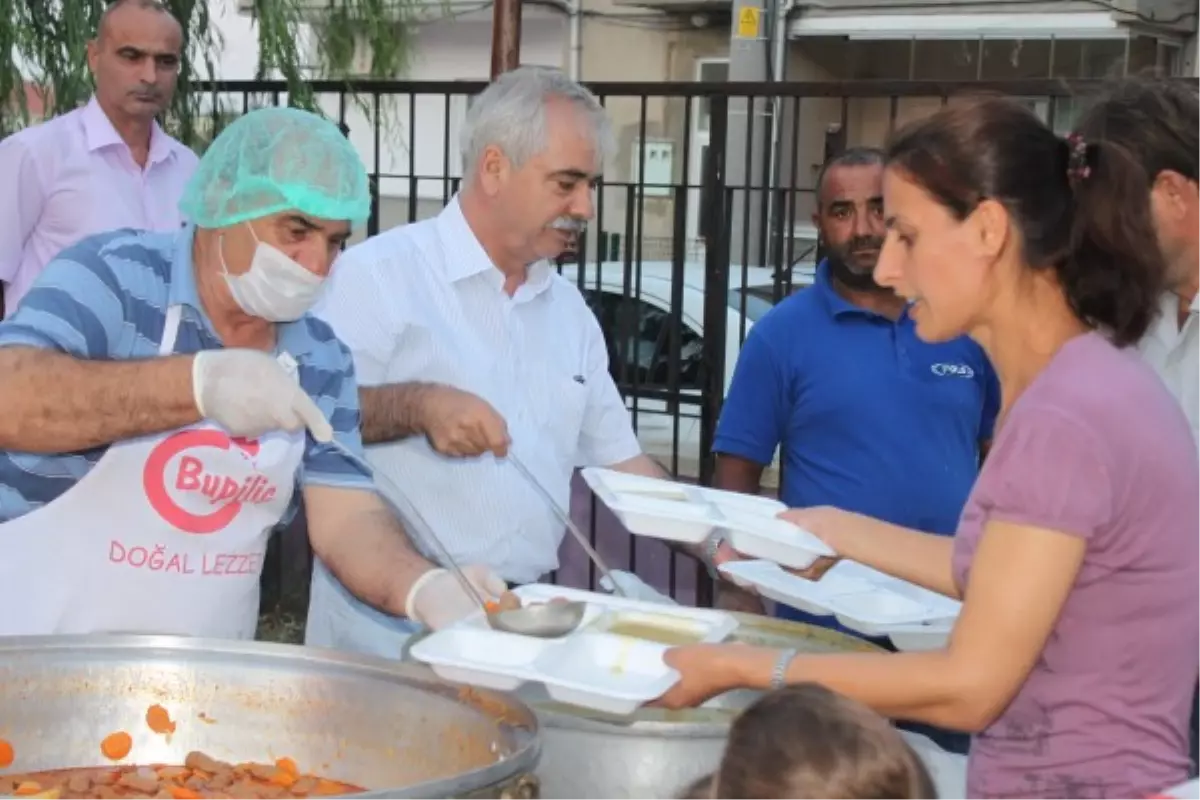 Mustafa Kemal Mahallesi\'ndeki Belediye İftarı\'na Büyük İlgi