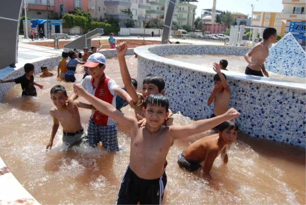 Nizip'te Çocuklar Süs Havuzunda Serinledi