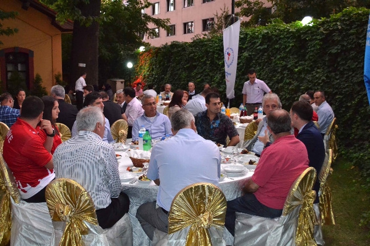 Şahin, 17. Akdeniz Oyunları\'na Katılan Ekip ile İftarda Buluştu