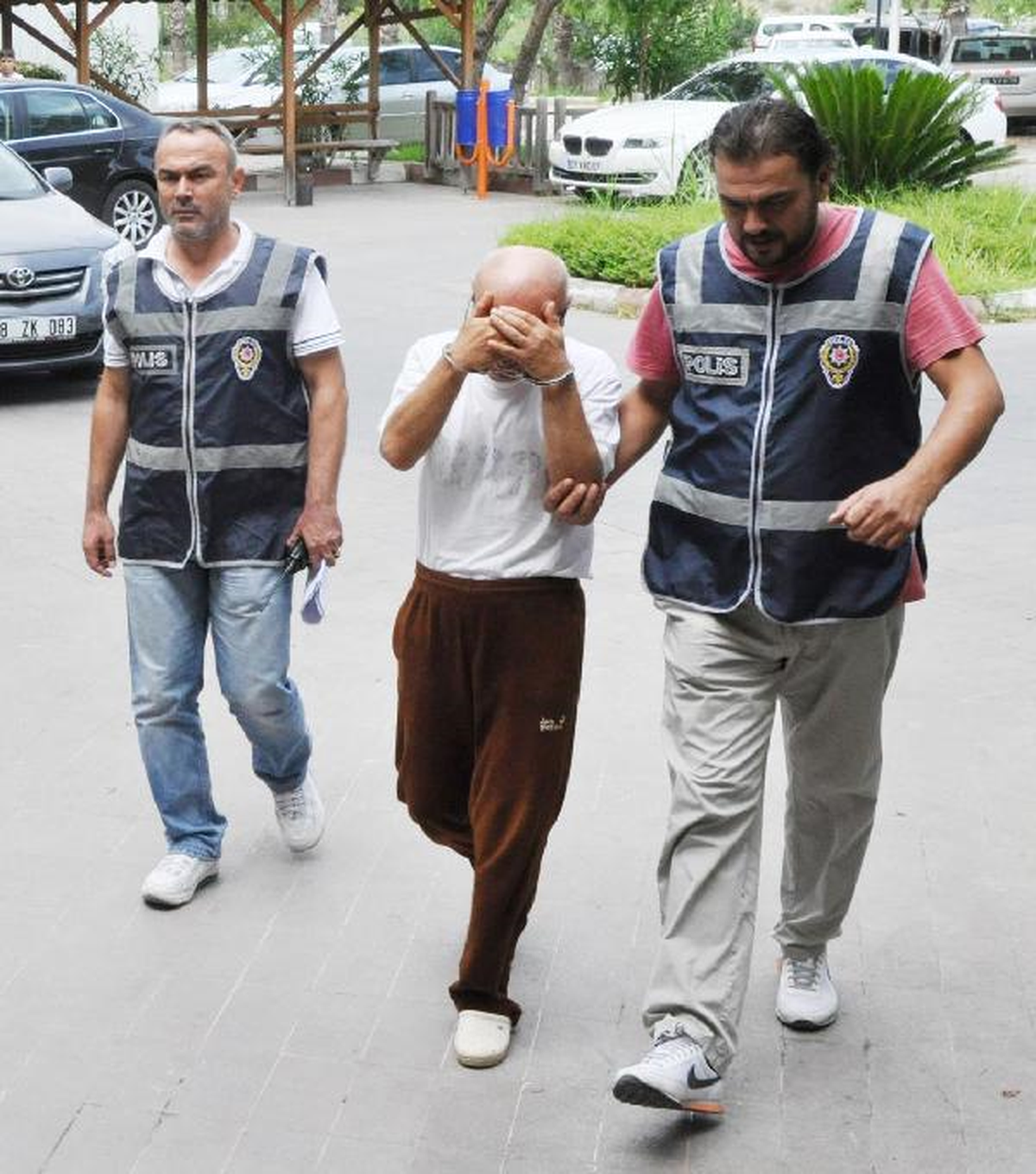 Saksıda Hintkeneviri Yetiştirdi