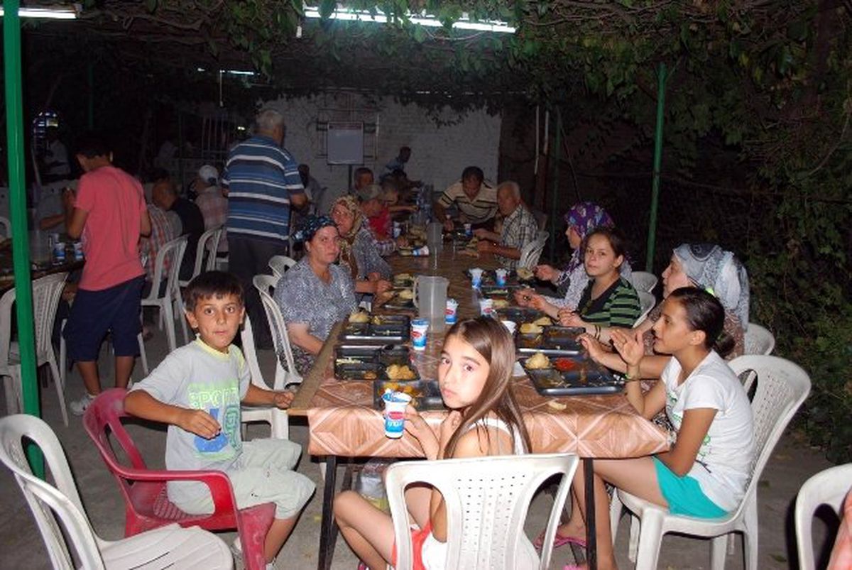 Salihli Tso Hergün 600 Kişiye İftar Yemeği Veriyor