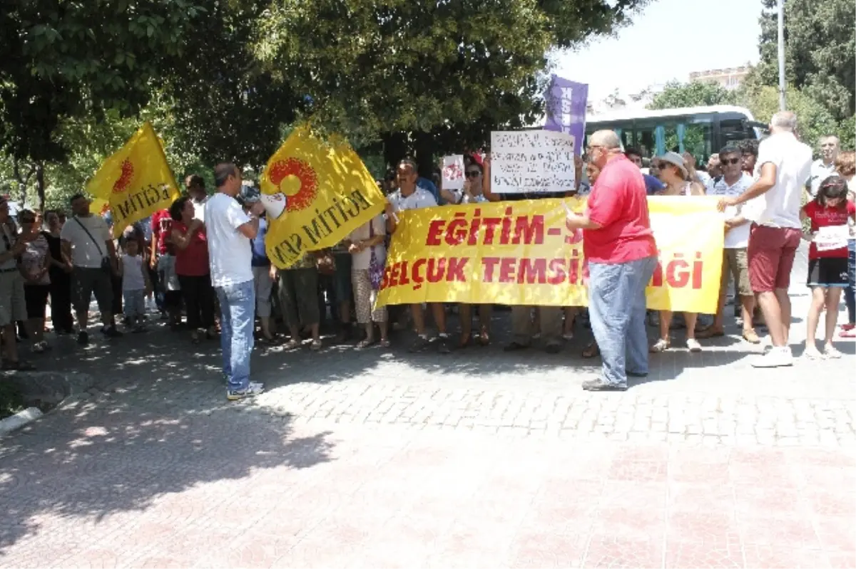 Selçuk\'ta Yardımcısını Dövdüğü İddia Edilen Okul Müdürü Protesto Edildi