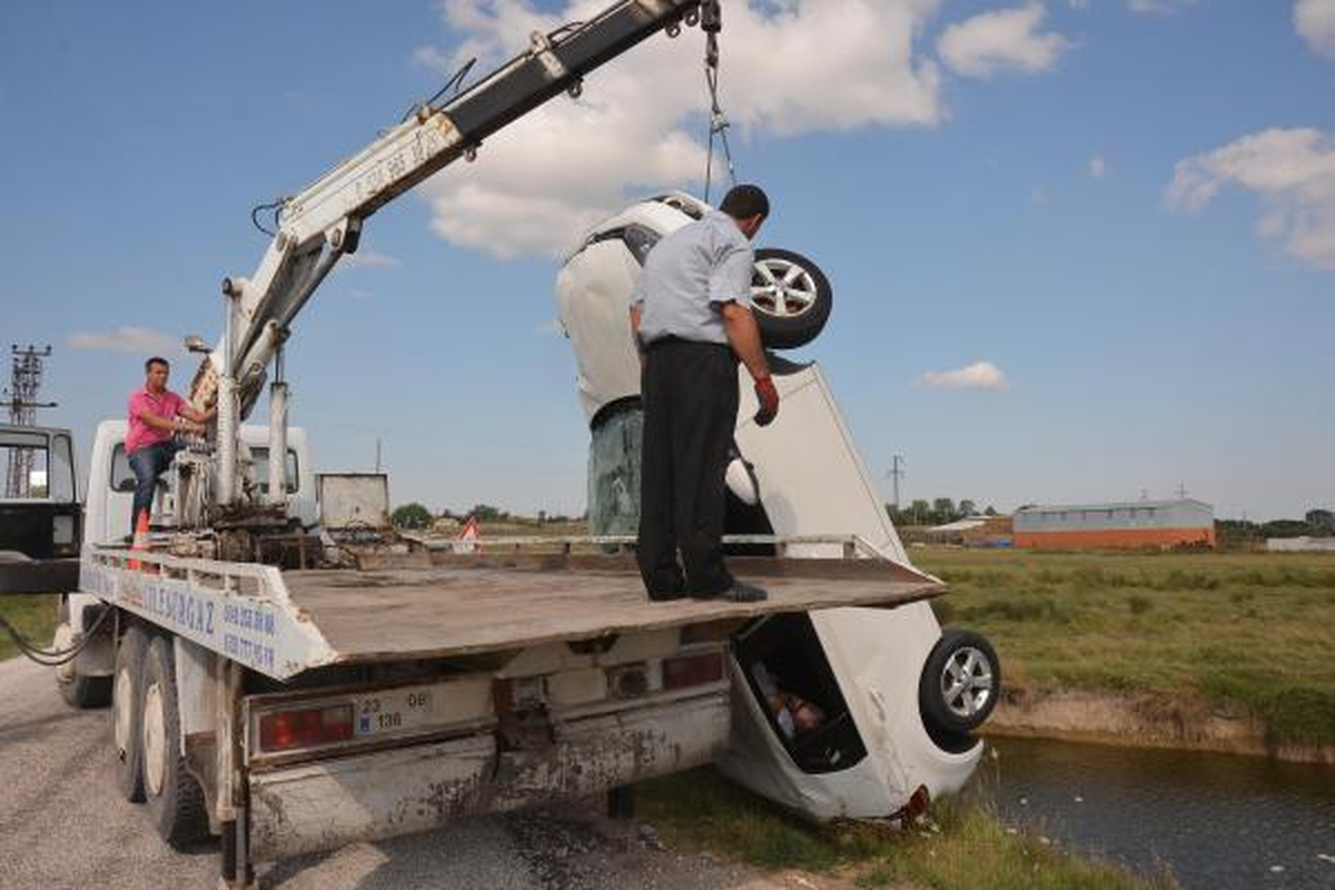Sulama Kanalına Uçan Otomobildeki 2 Kişi Öldü