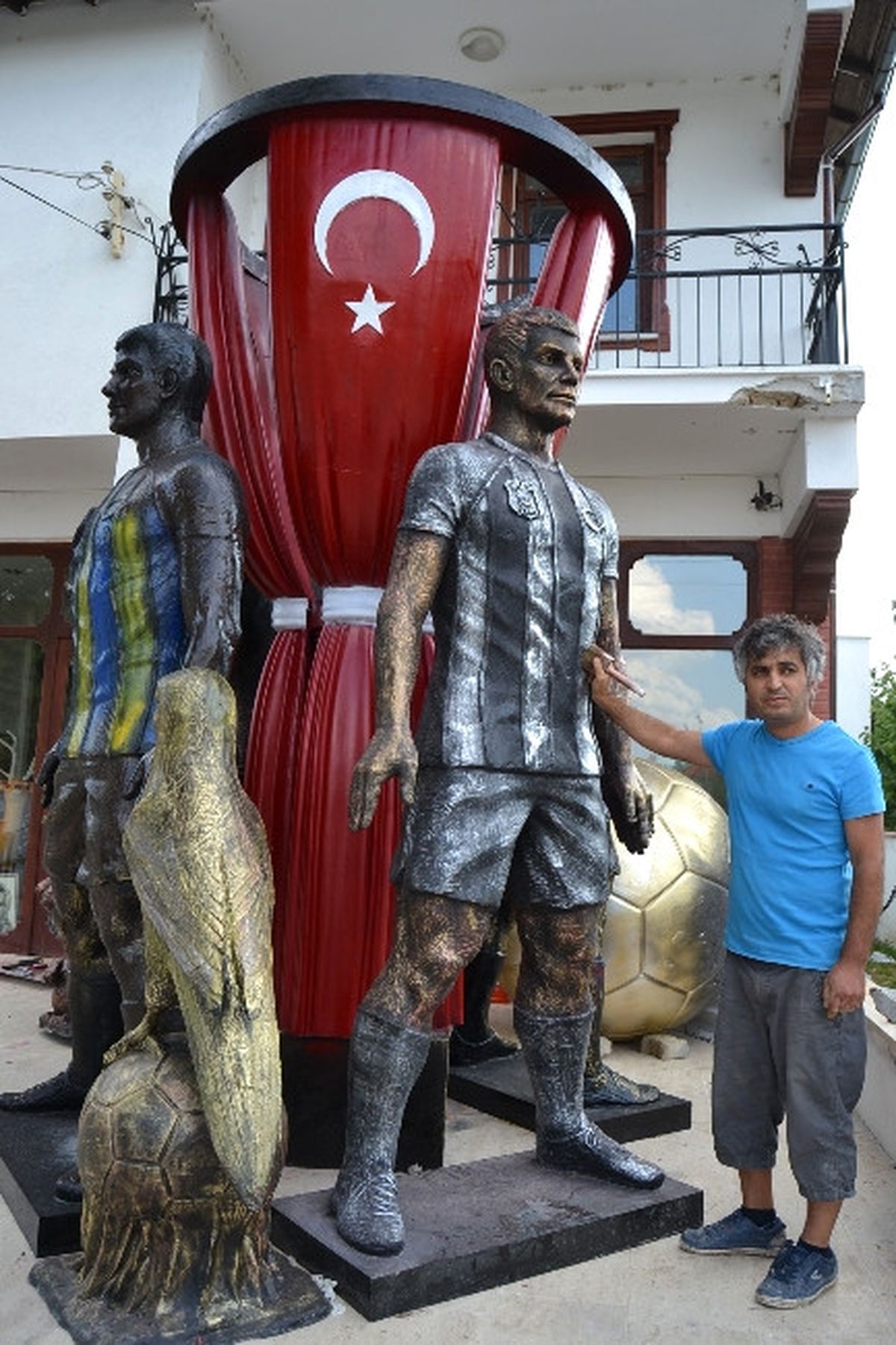 Taraftar Anıtı Gün Sayıyor