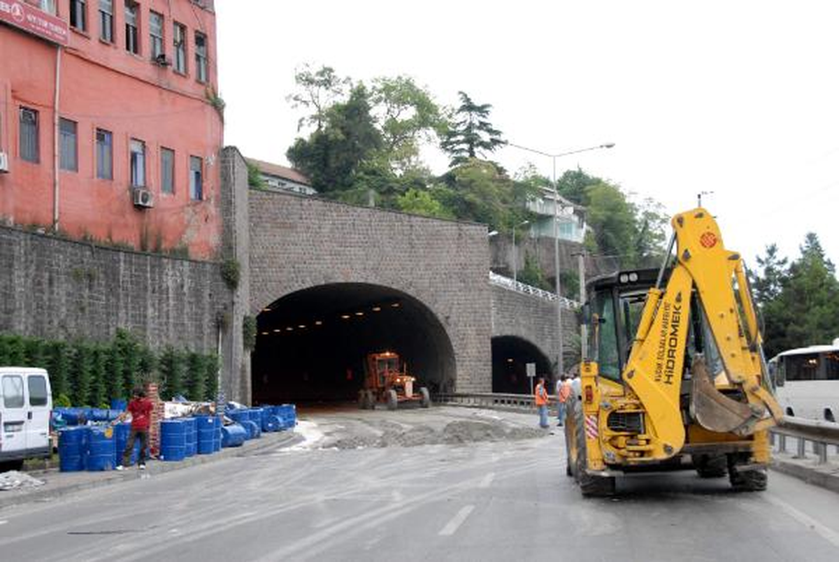 Tır Kaza Yaptı, Sahil Yolu 8 Saat Ulaşıma Kapandı