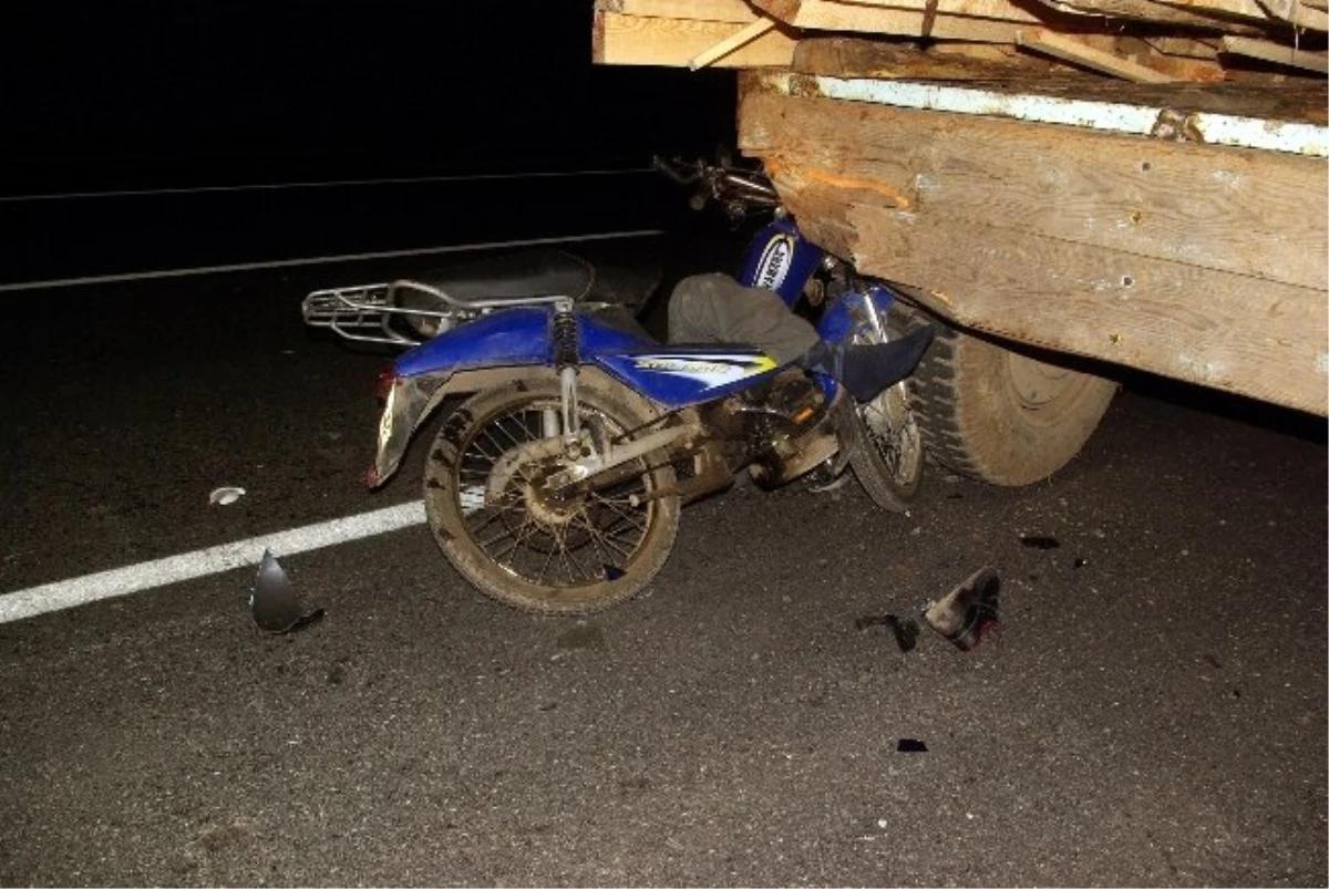 Traktöre Çarpan Motosiklet Sürücüsü Ağır Yaralandı