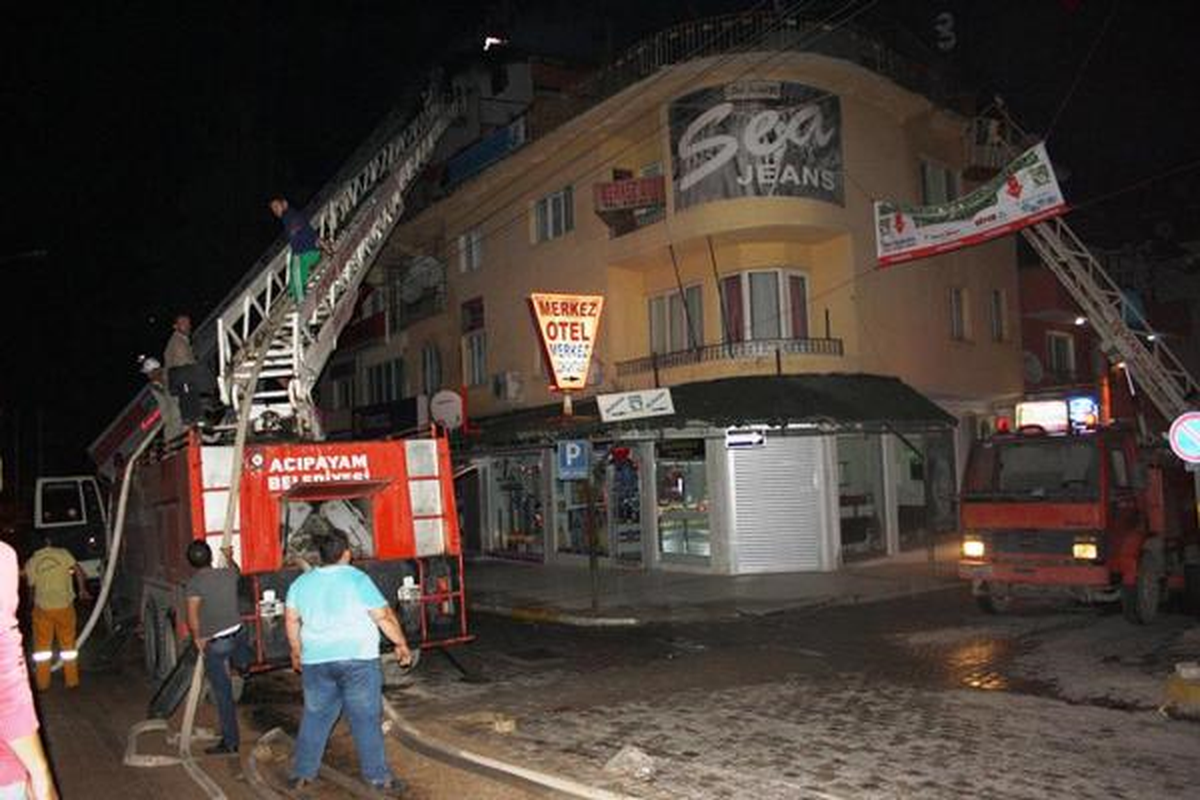 Ülkü Ocakları Binasının Çatısında Yangın