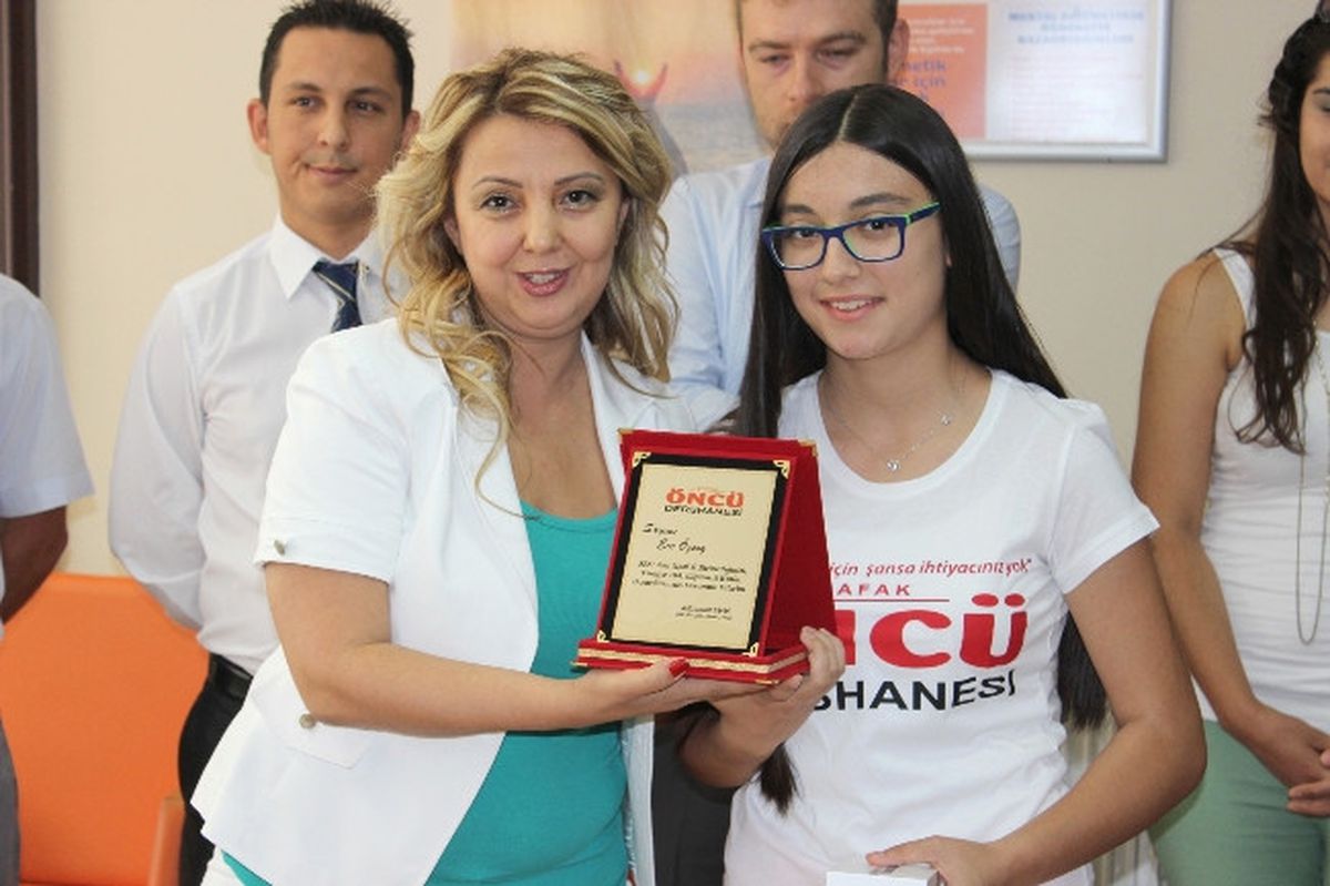 Uşak Sbs Birincisi Ece Özsoy'a Dershanesinden Ödül