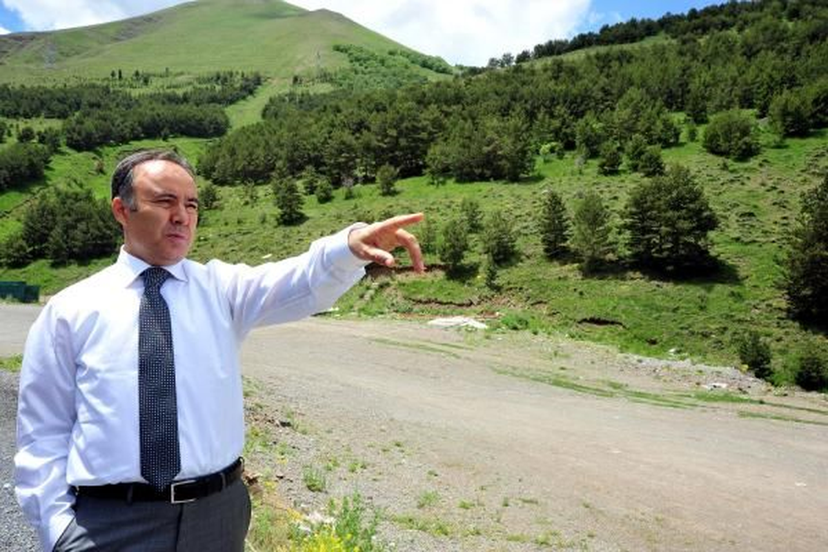 Vali Altıparmak, Palandöken Dağı\'nı Gezdi
