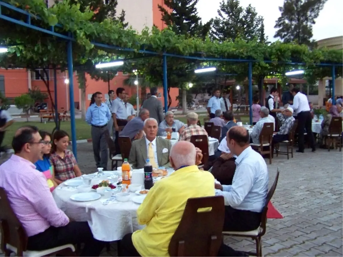 Vali Cerrah Huzurevi Sakinleriyle İftarda Buluştu