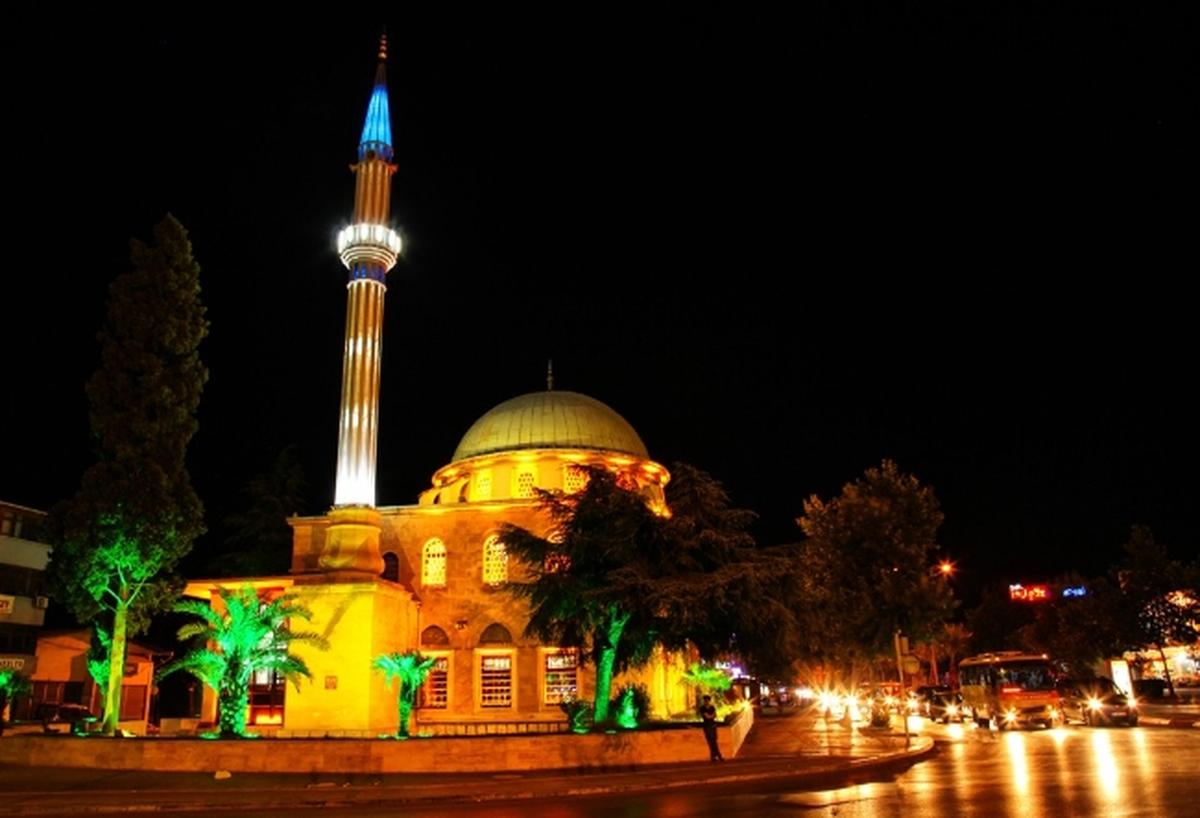 Yeni Camii\'nin Yenilenen Yüzü Göz Kamaştırıyor