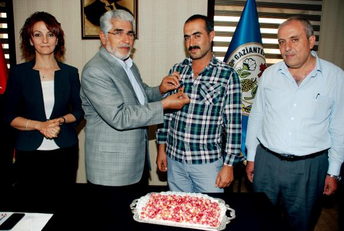 Yılın İlk Fıstığını Yetiştiren Çiftçiye Cumhuriyet Altını