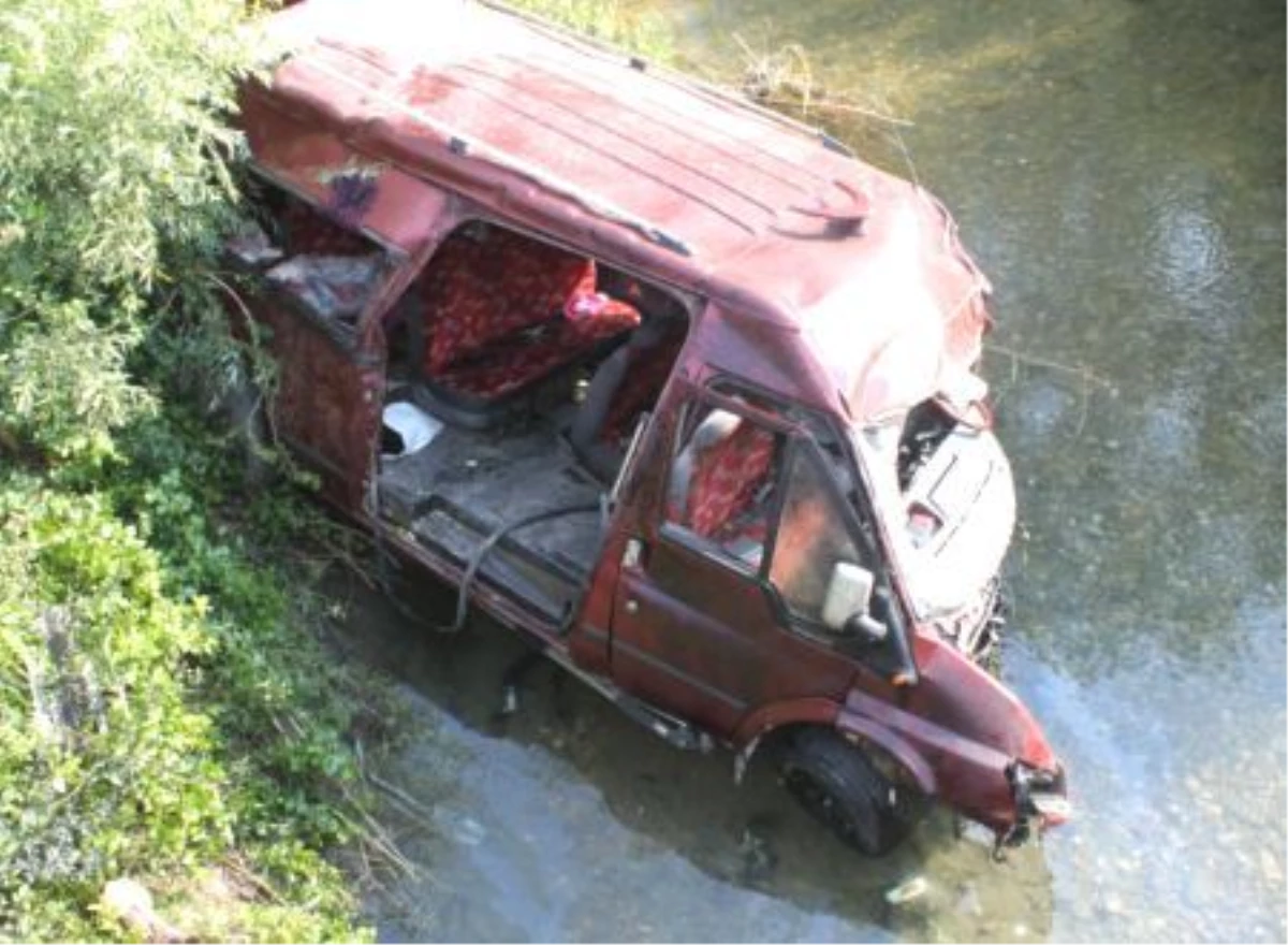 Yolcu Minibüsü Kelkit Çayına Uçtu: 1 Ölü, 14 Yaralı