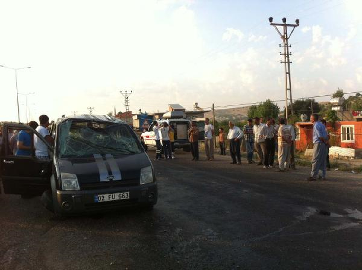 Adıyaman\'da Hafif Ticari Araç Devrildi: 7 Yaralı