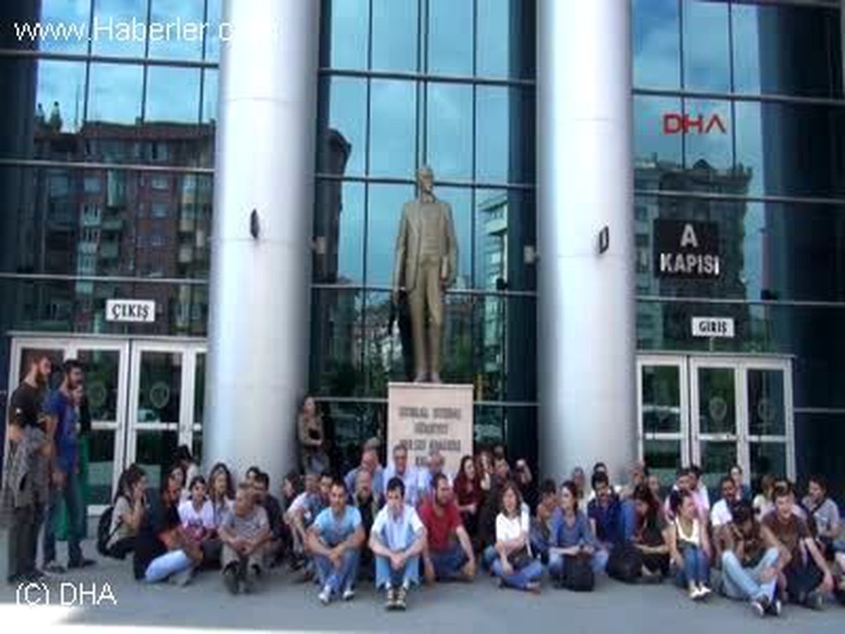 Adliye Önünde 2 Saat Oturma Eylemi Yaptılar