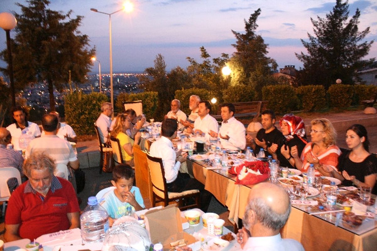 AK Parti Çiğli\'den İftar Buluşmaları