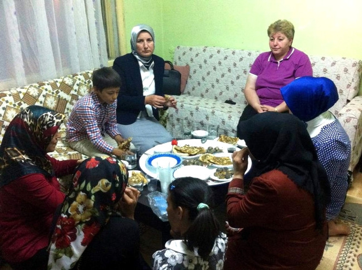 AK Parti Sivas Kadın Kolları Mahallelerde İftar Programı Düzenliyor