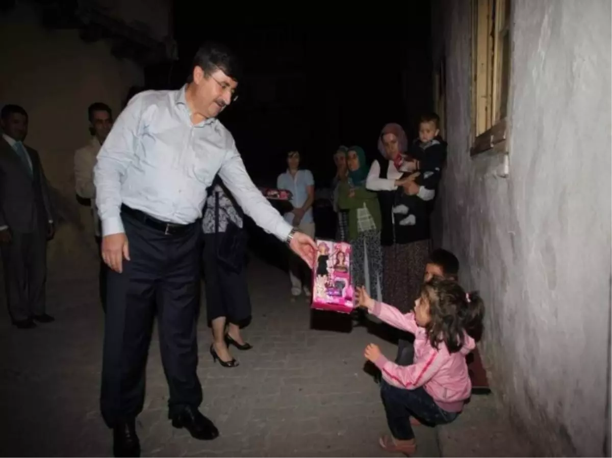 Amasya Valisi Ramazanda Oyuncak Dağıttı