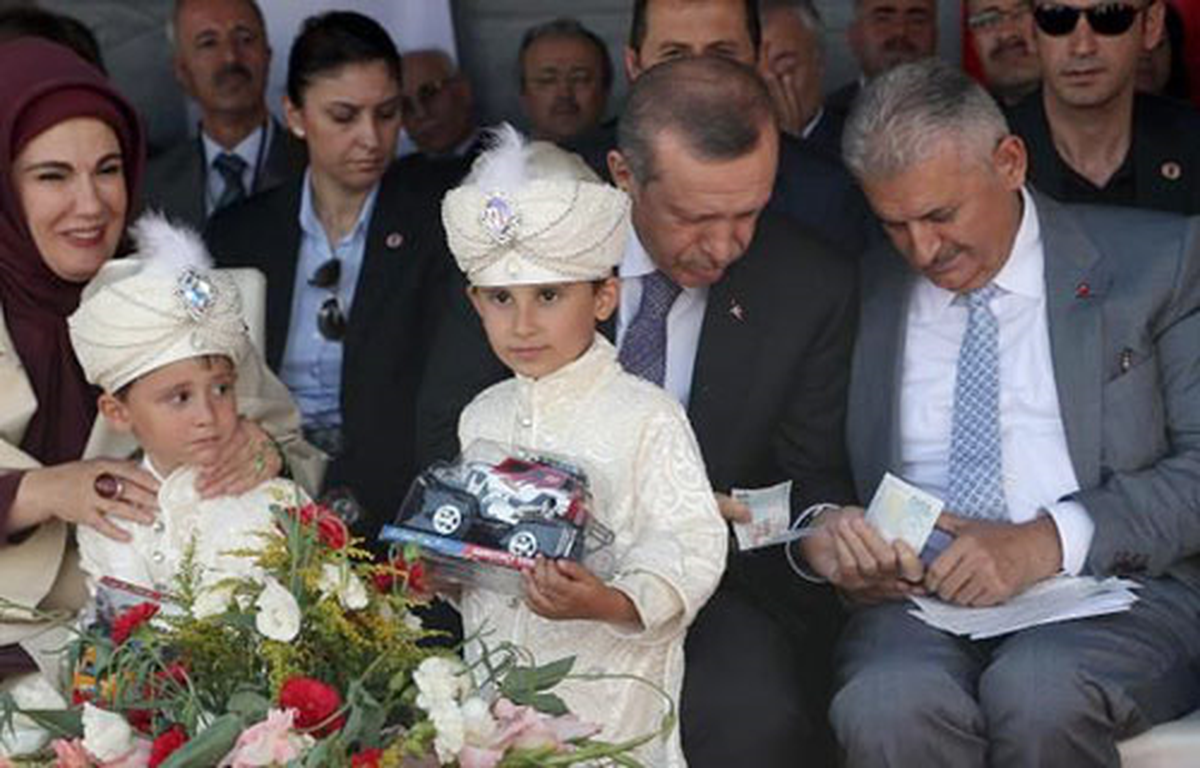 Başbakan, Yıldırım\'dan Para Alıp Çocuklara Harçlık Verdi
