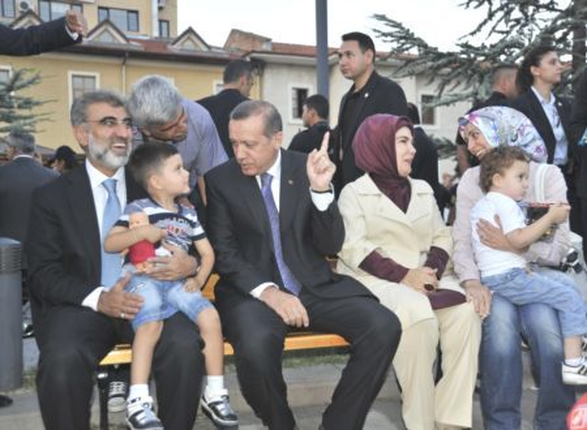 Başbakan Erdoğan, Eşi ve Enerji Bakanı ile Akşam Gezintisi Yaptı