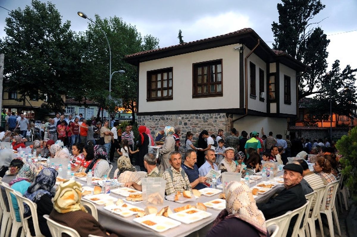 Başkan Dündar Aşçı Önlüğünü Giyip İftar Dağıttı