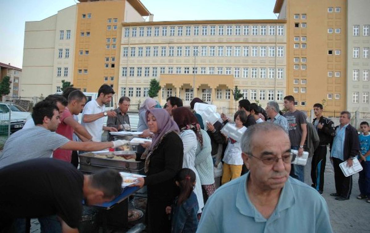 Başkan Karahan İftarda Her Gün Bir Mahallede