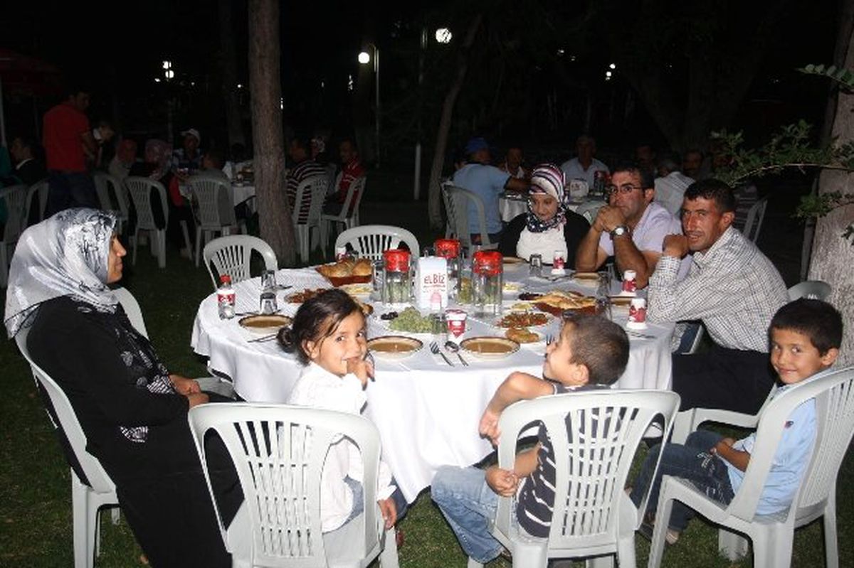 Başkan Özkan\'dan İşçilere İftar