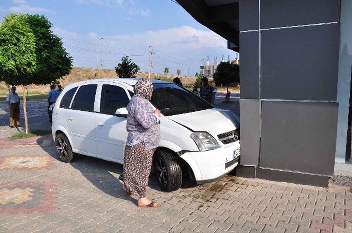 Bayan Sürücü Önce Çocuğa Çarptı, Ardından Apartmana Girdi