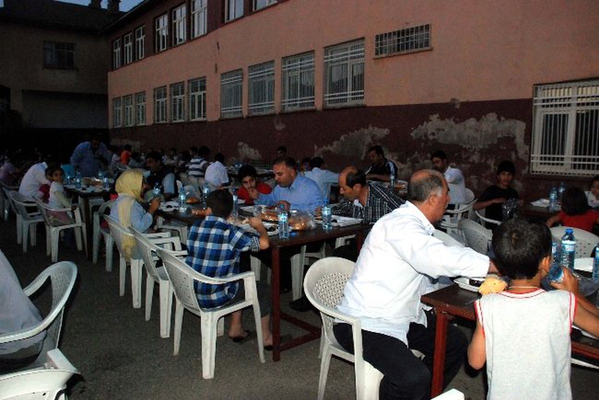Bitlis Belediyesinden Gezici İftar Çadırı