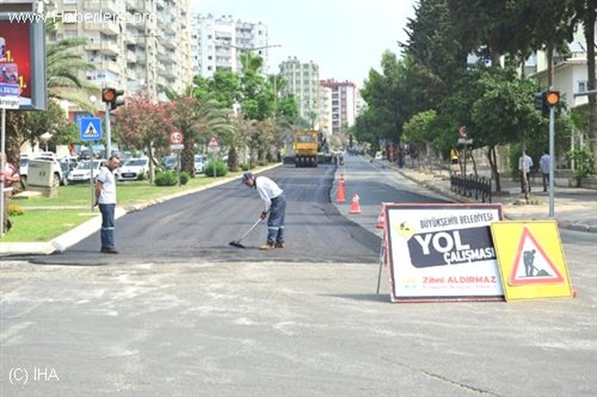 Büyükşehir Belediyesi Turgut Özal Bulvarı\'nı Asfaltlıyor