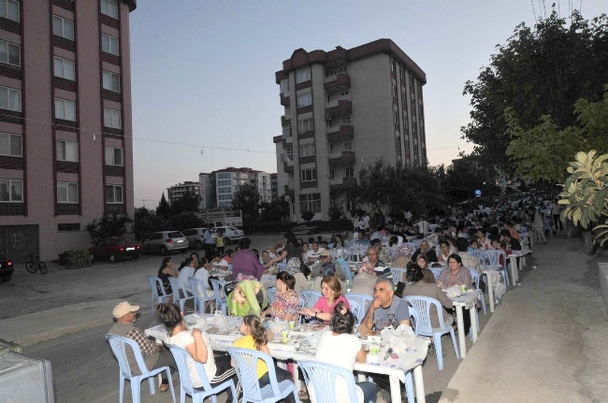 Çanakkale\'de Sokak İftarları Devam Ediyor