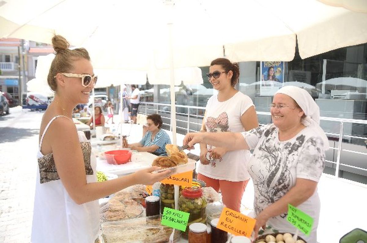 Çeşme\'nin Lezzetleri Üretici Pazarında