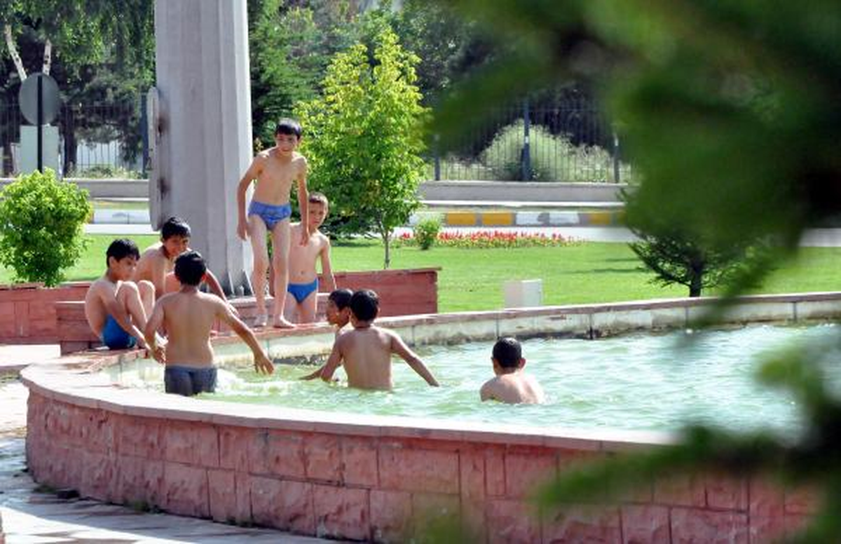 Çocuklar Süs Havuzlarlarında Serinliyor