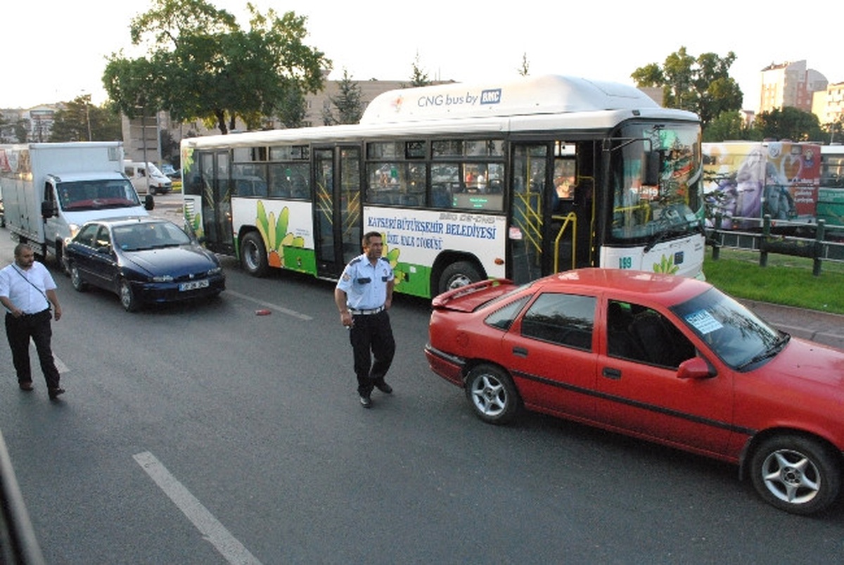 Cumhuriyet Meydanı\'nda Zincirleme Kaza