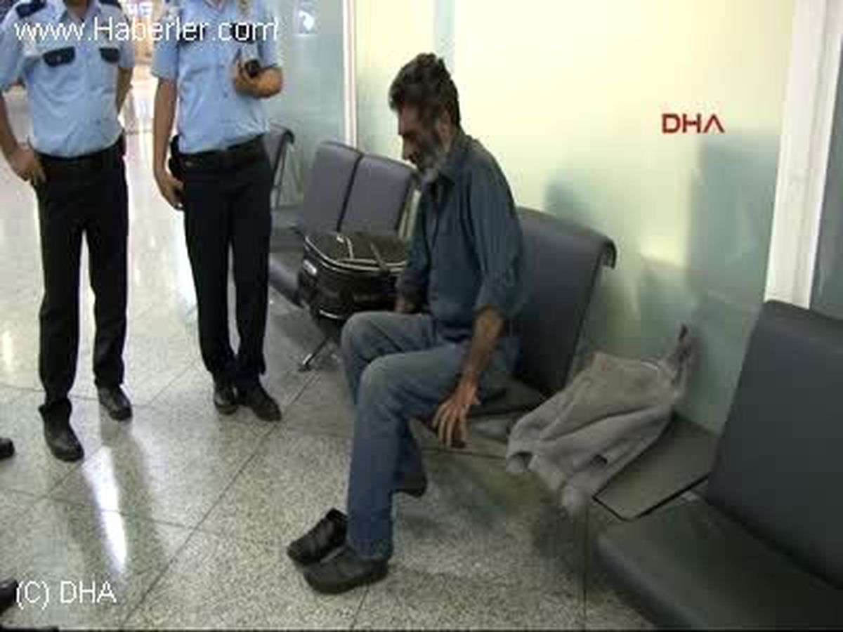* Danimarka\'ya Gitmek İçin İran\'dan İstanbul\'a Gelen 60 Yaşındaki Ahmad Ganjjou İsimli Yolcu 40...