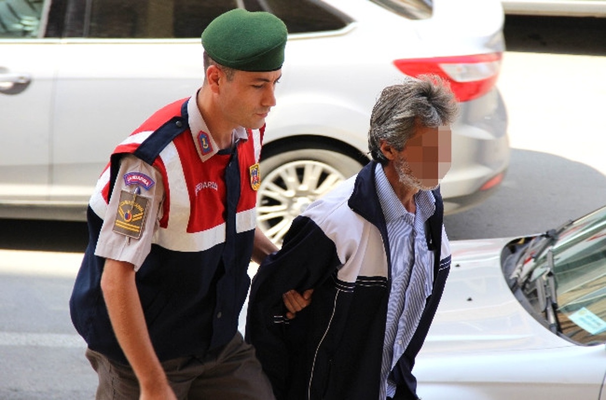 Dedesinin Tarlasına Dişi Hint Keneviri Ekti