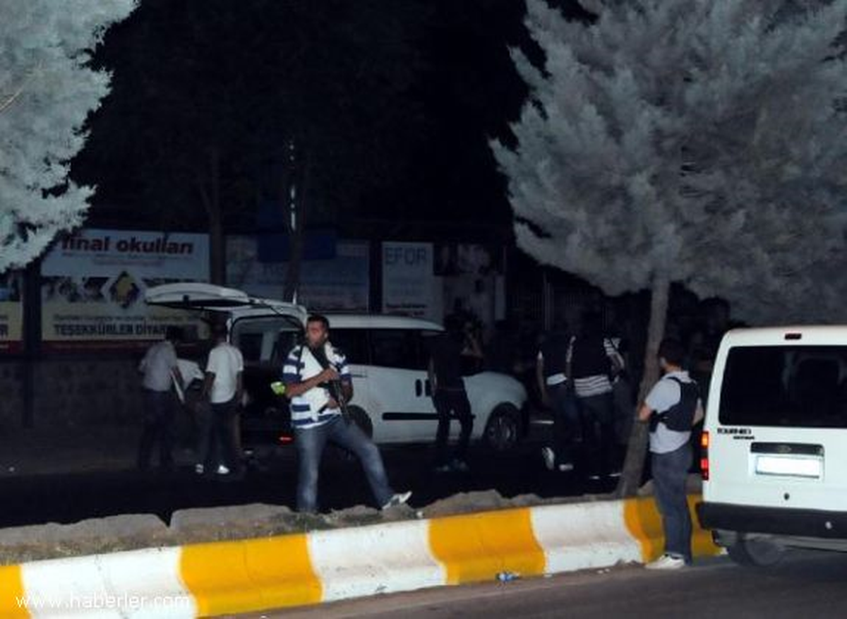 Diyarbakır\'da Polise Silahlı Saldırı