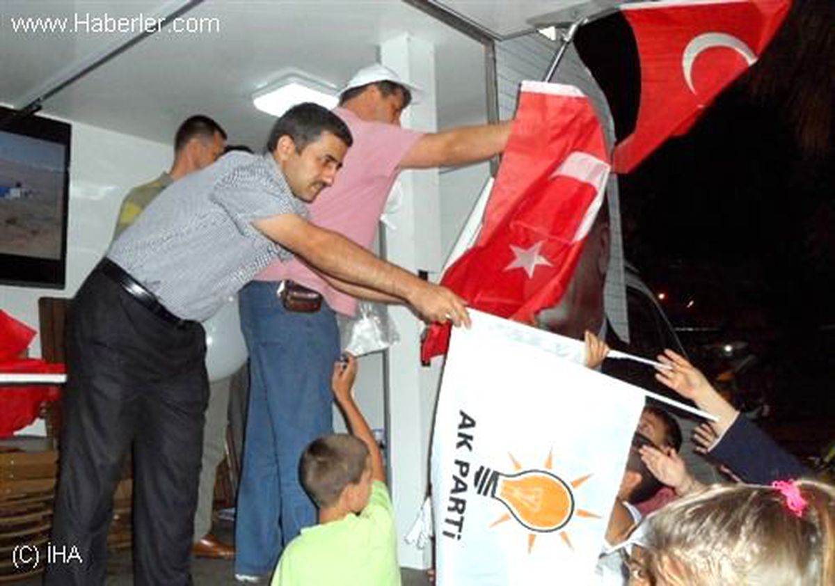 Edremit\'te AK Parti Bayrak Dağıttı